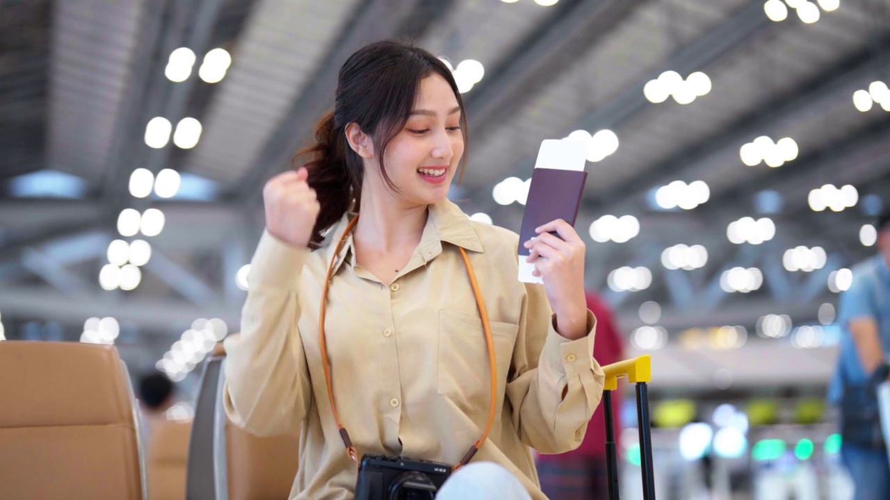 详情图-亚洲妇女在机场等待离开假期假期。肖像微笑的亚洲年轻女子看着相机。面部表情高兴