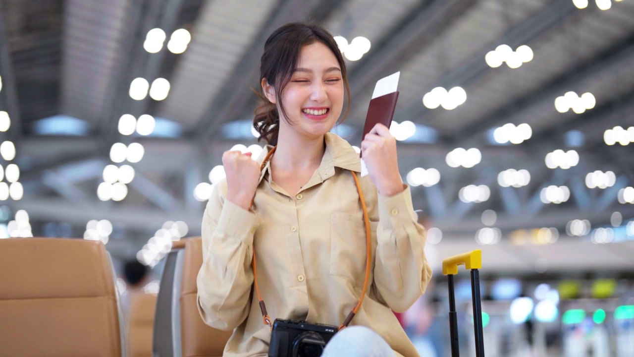 详情图-亚洲妇女在机场等待离开假期假期。肖像微笑的亚洲年轻女子看着相机。面部表情高兴