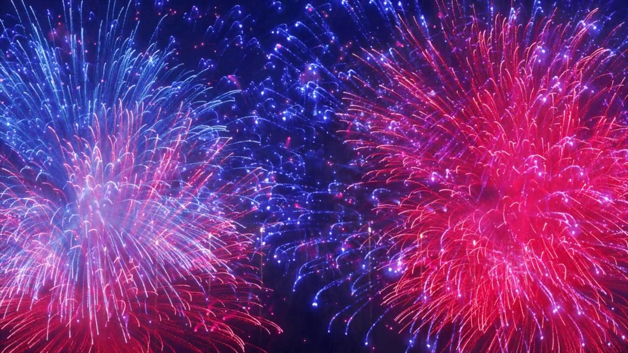 循环无缝的真实烟花背景。抽象模糊的真正的金色闪耀的烟花灯光在夜空中。闪亮的烟花表演。除夕夜的烟花庆典。