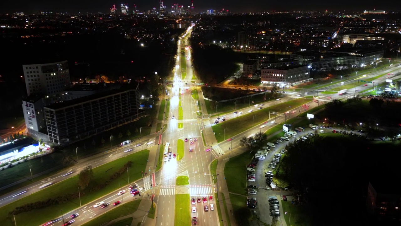夜间交通车灯停止。高速公路俯视图，公路交通是波兰华沙的重要基础设施4K时间间隔