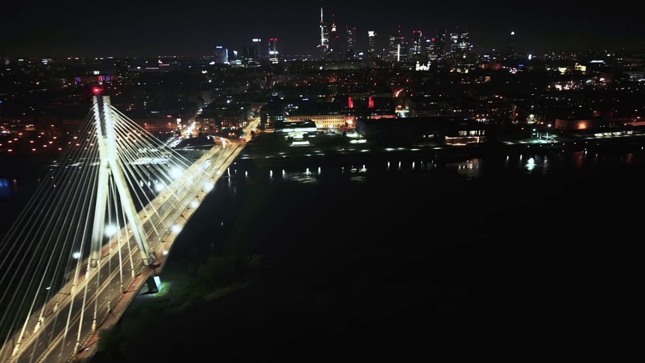 夜间交通车灯停止。高速公路俯视图，公路交通是波兰华沙的重要基础设施4K时间间隔