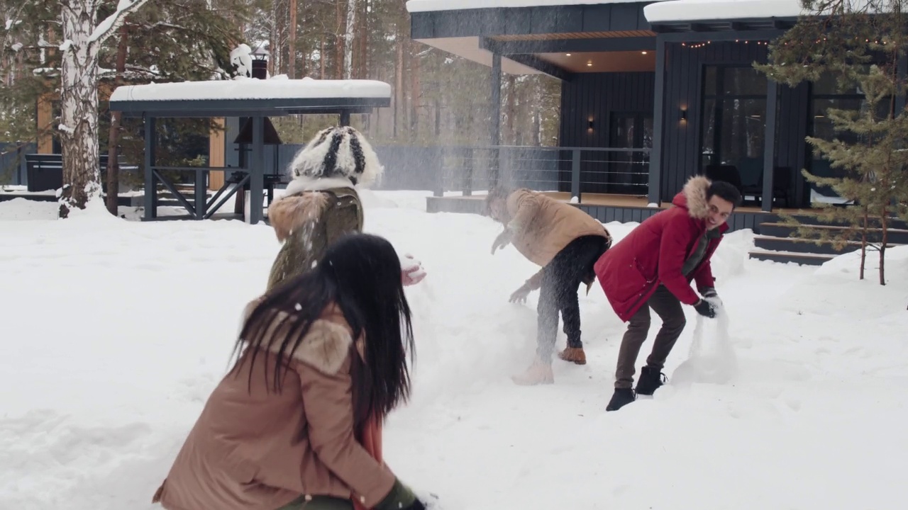 玩雪球的年轻朋友