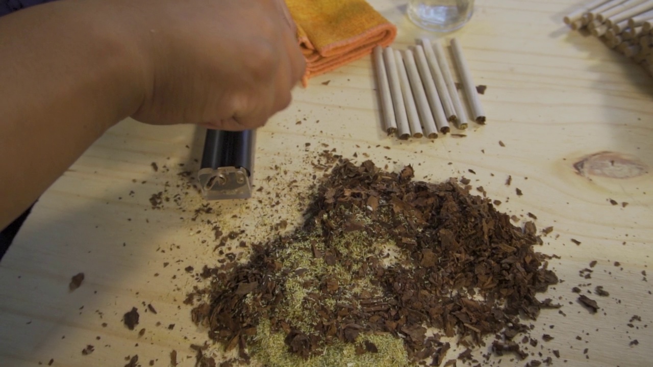 无法辨认的人用特殊设备制作香烟