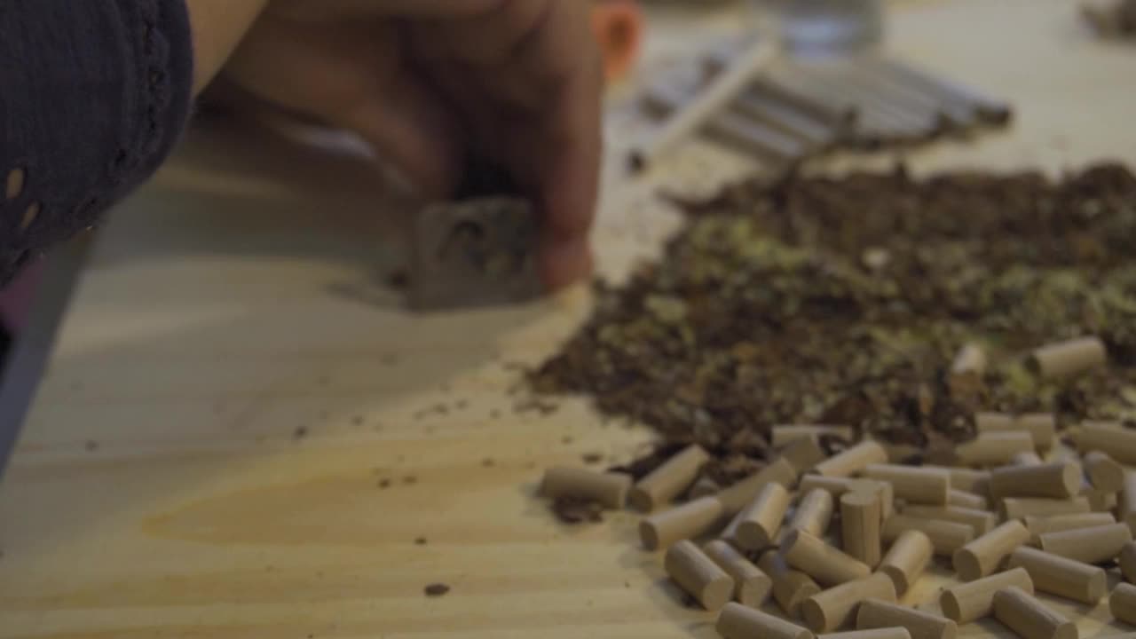 无法辨认的人用特殊设备制作香烟