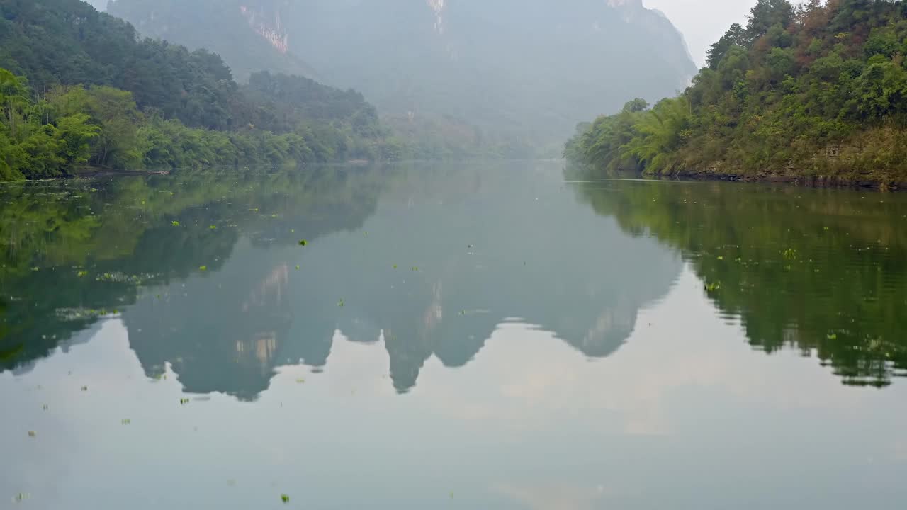中国漓江沿岸惊人岩层的航拍