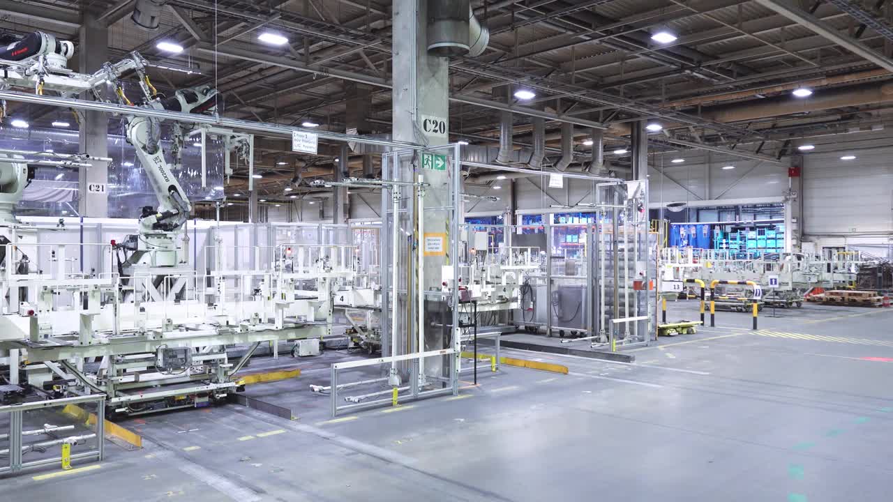 汽车工厂的自动驾驶手推车
