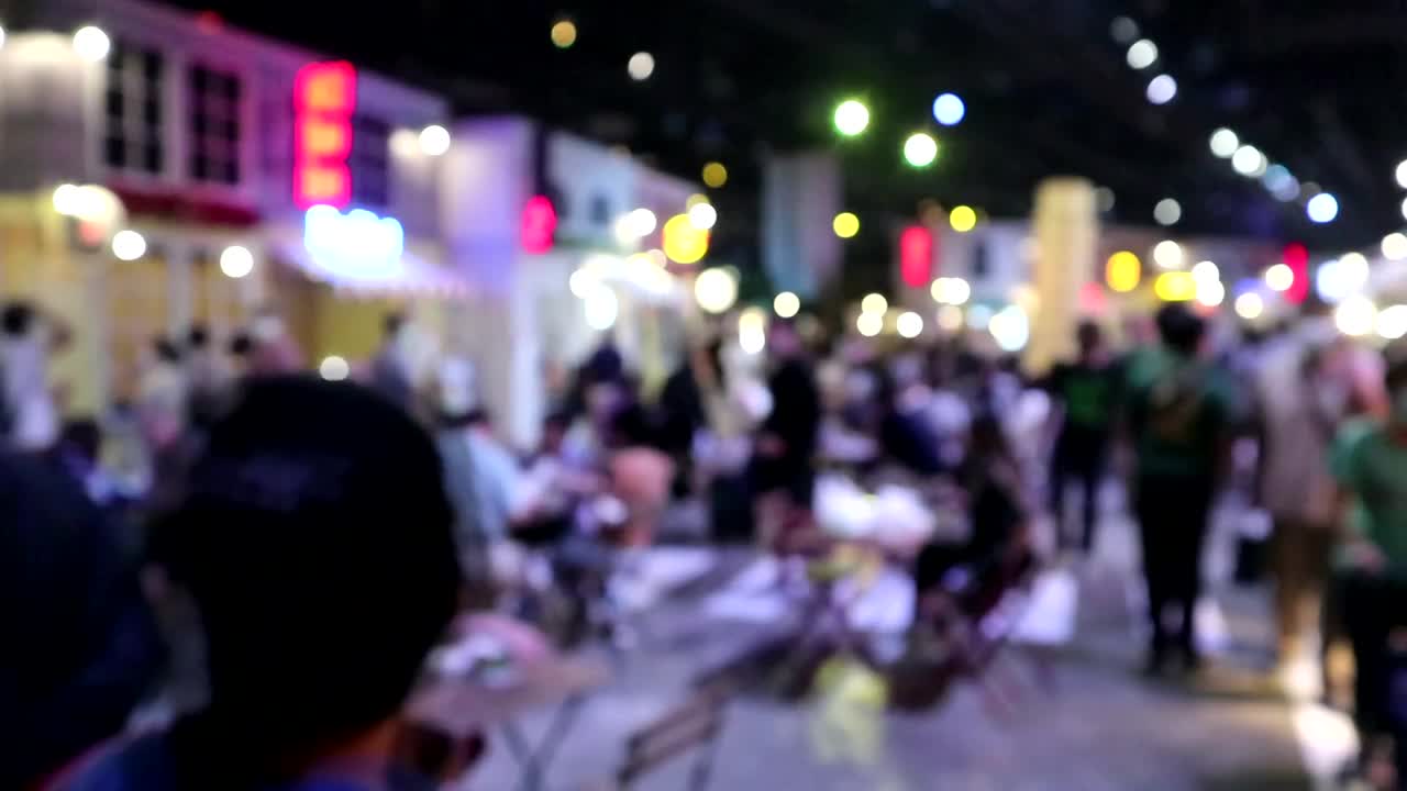 泰国曼谷诗丽吉王后国家会议中心美食节上的人们模糊了
