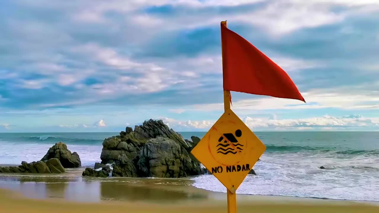 在墨西哥埃斯孔迪多港，红旗游泳禁止大浪。