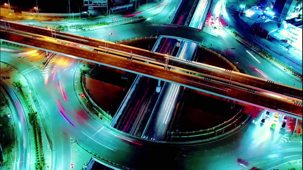 详情图-路口路口道路上汽车交通运输时延,4K。航拍道路立交或高速公路交叉口,夜间道路上繁忙的城市车辆超速行驶,物联网GPS,5g