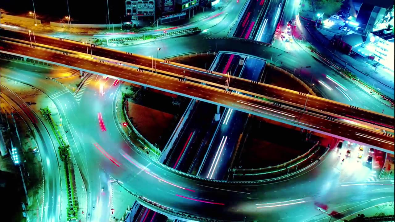 详情图-路口路口道路上汽车交通运输时延,4K。航拍道路立交或高速公路交叉口,夜间道路上繁忙的城市车辆超速行驶,物联网GPS,5g