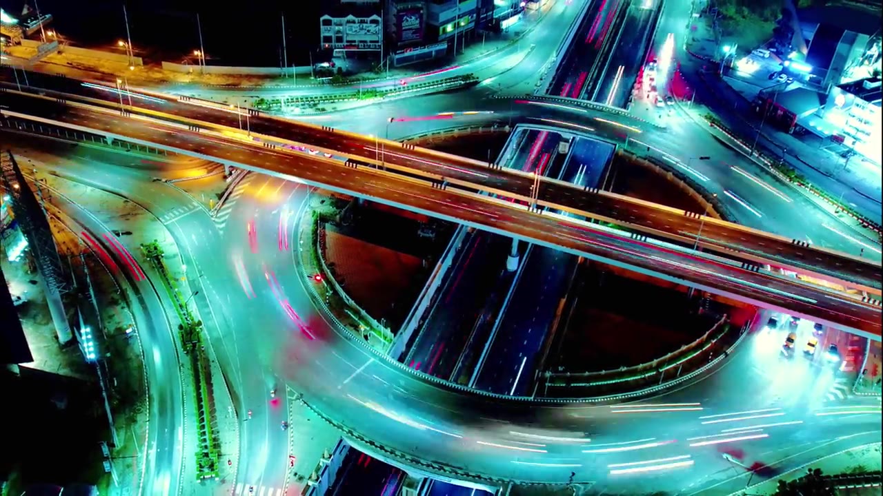 详情图-路口路口道路上汽车交通运输时延,4K。航拍道路立交或高速公路交叉口,夜间道路上繁忙的城市车辆超速行驶,物联网GPS,5g