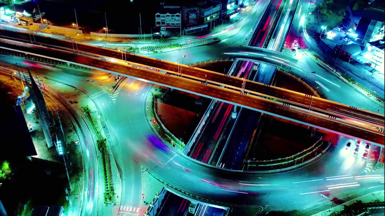 详情图-路口路口道路上汽车交通运输时延,4K。航拍道路立交或高速公路交叉口,夜间道路上繁忙的城市车辆超速行驶,物联网GPS,5g