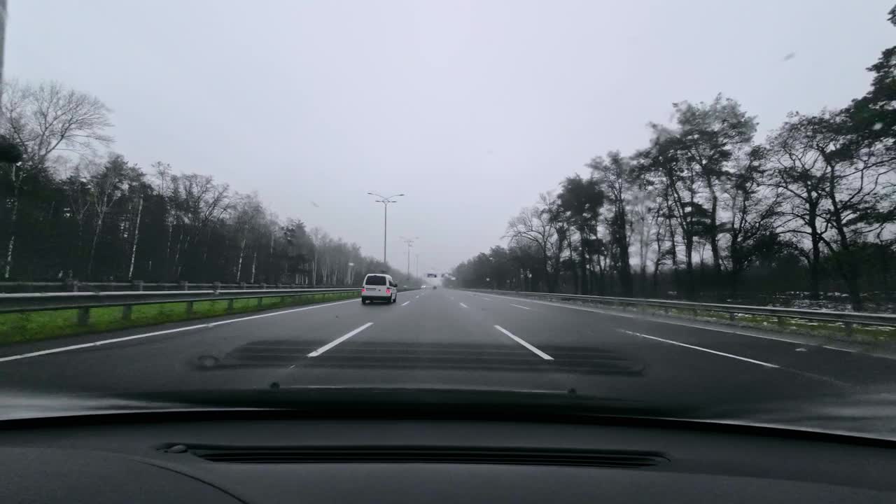 第一人称视角驾驶高速公路。从汽车的角度来看。