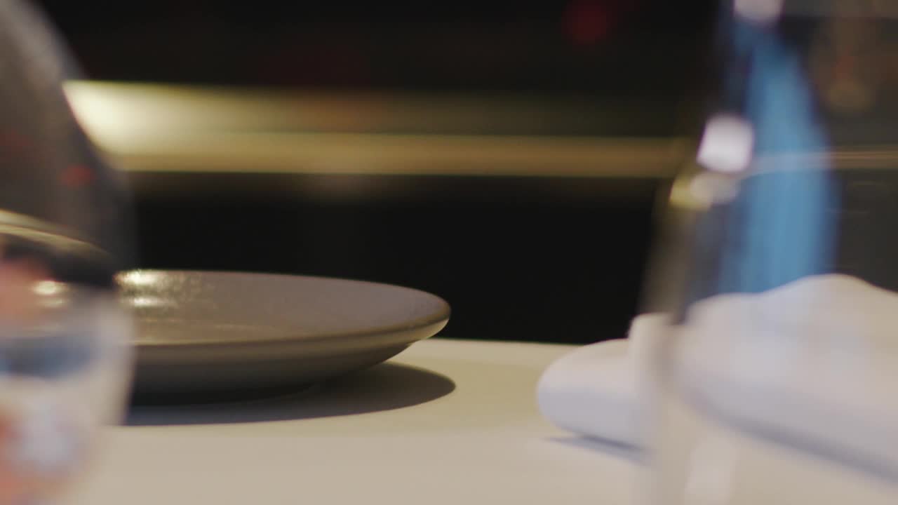 服务员摆好桌子