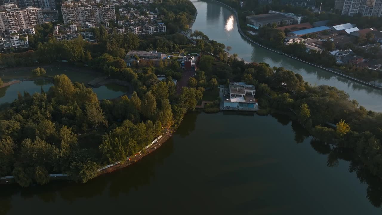 美丽的空中秋天的城市景观成都城市的河流在中国四川