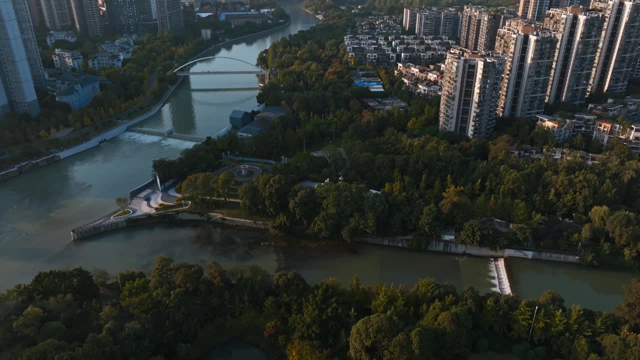 美丽的空中秋天的城市景观成都城市的河流在中国四川