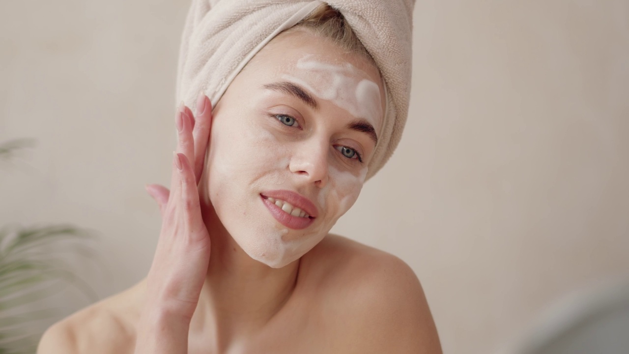 详情图-面部皮肤护理。妇女用泡沫肥皂清洁面部皮肤