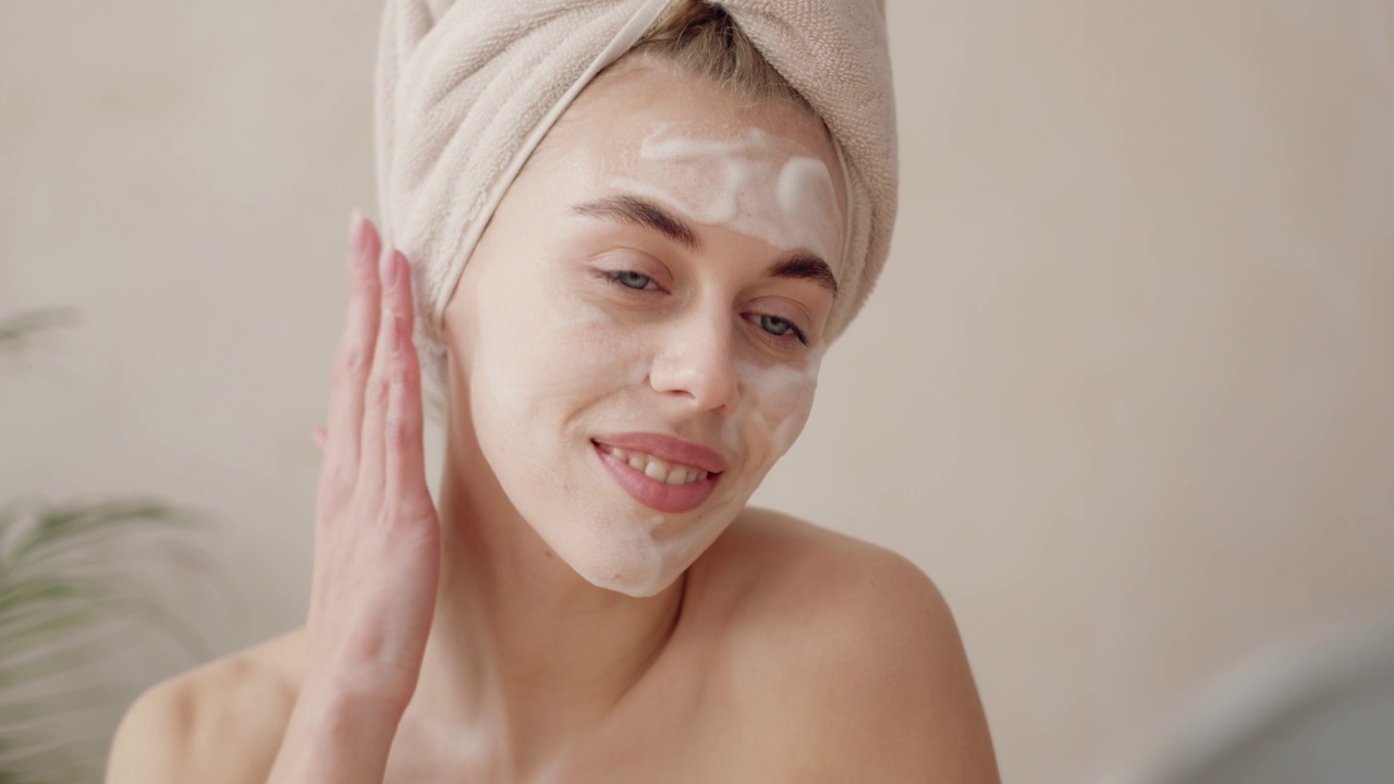 详情图-面部皮肤护理。妇女用泡沫肥皂清洁面部皮肤