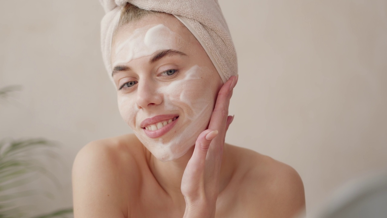 详情图-面部皮肤护理。妇女用泡沫肥皂清洁面部皮肤