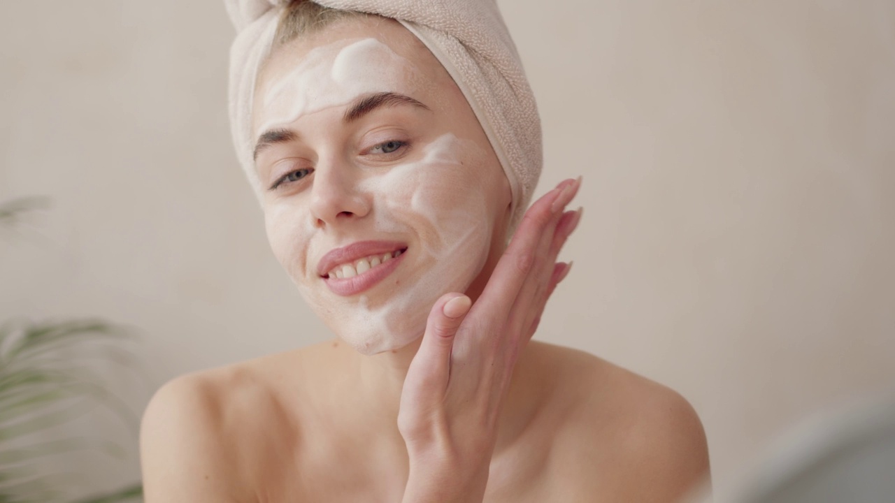 详情图-面部皮肤护理。妇女用泡沫肥皂清洁面部皮肤