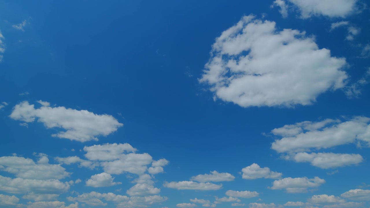 詳情圖-云在藍天上形成。藍色的天空上有白色蓬松的層疊云。時間流逝。