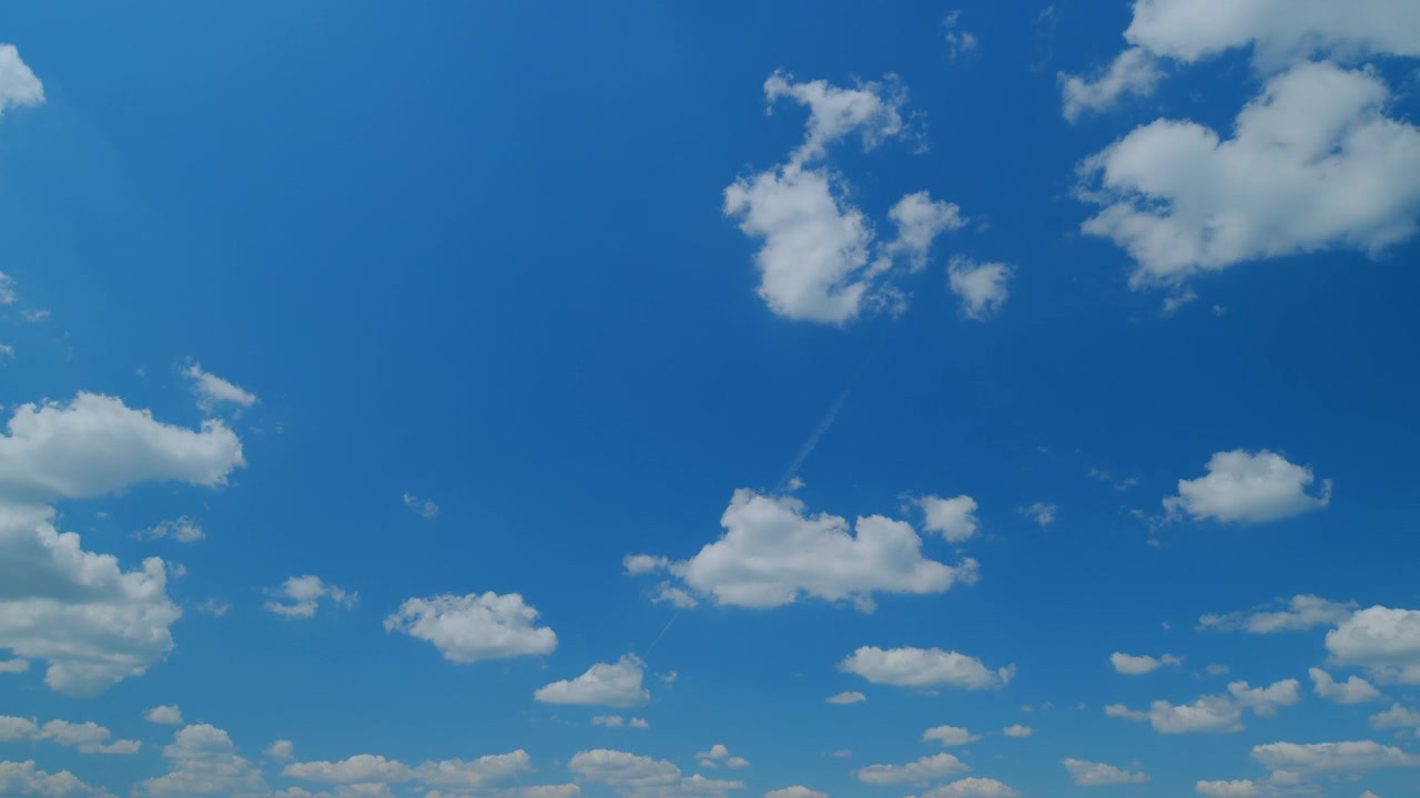 詳情圖-云在藍天上形成。藍色的天空上有白色蓬松的層疊云。時間流逝。