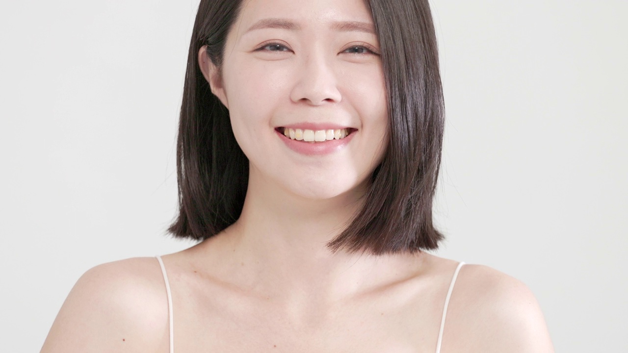 特写亚洲年轻美女微笑的脸