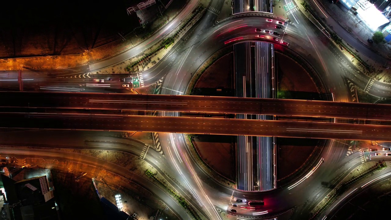 详情图-交叉口道路上汽车交通运输延时，4K。航拍道路立交或高速公路交叉口，夜间繁忙的城市交通在路上超速行驶，物联网GPS,5g