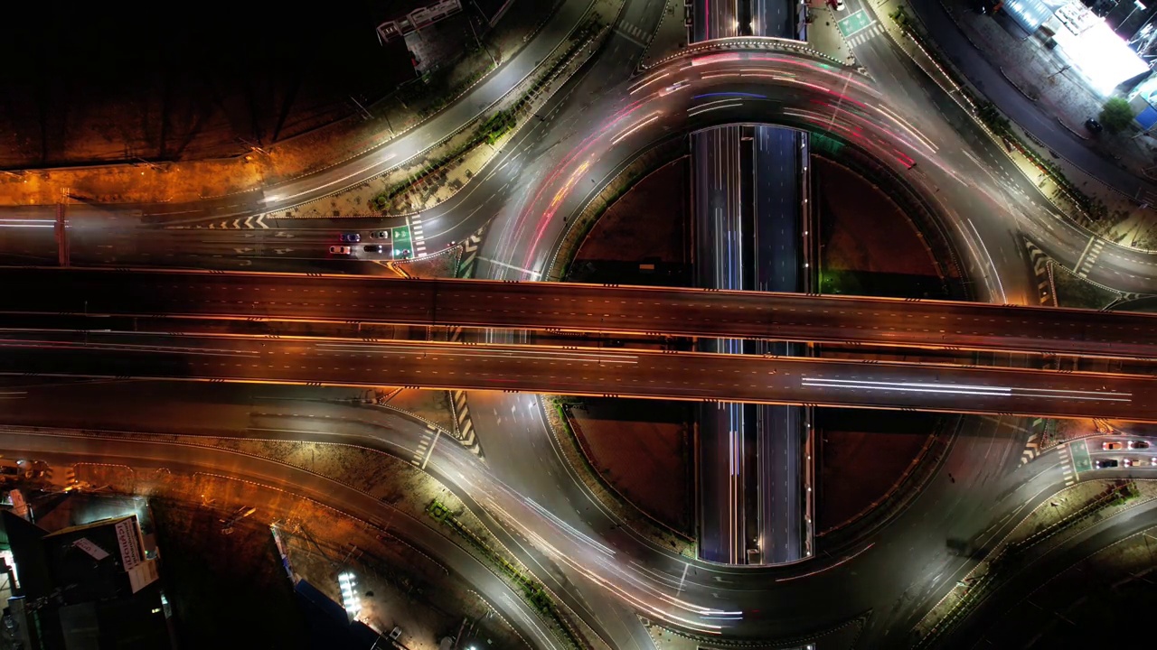 详情图-交叉口道路上汽车交通运输延时，4K。航拍道路立交或高速公路交叉口，夜间繁忙的城市交通在路上超速行驶，物联网GPS,5g