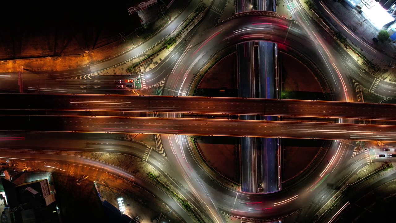 详情图-交叉口道路上汽车交通运输延时，4K。航拍道路立交或高速公路交叉口，夜间繁忙的城市交通在路上超速行驶，物联网GPS,5g