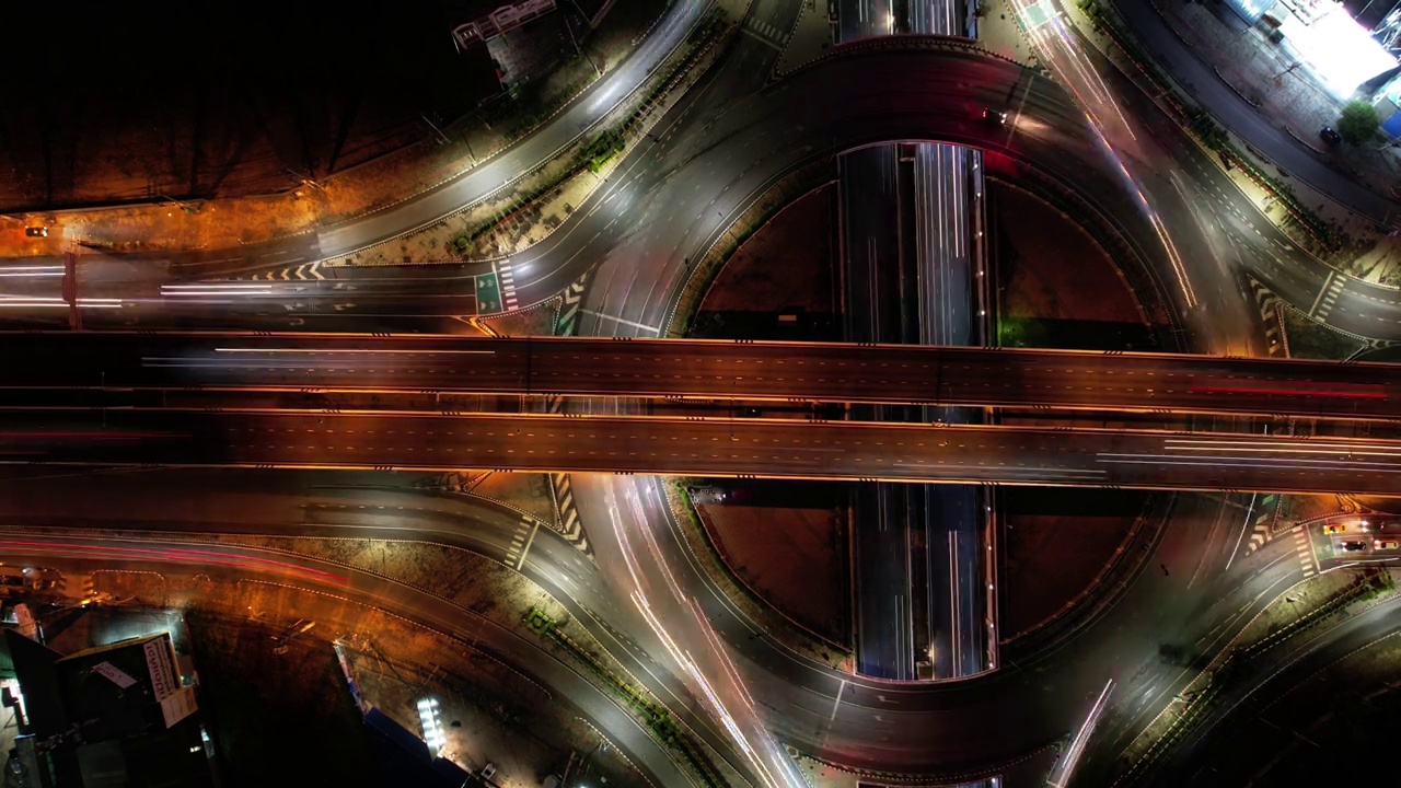 详情图-交叉口道路上汽车交通运输延时，4K。航拍道路立交或高速公路交叉口，夜间繁忙的城市交通在路上超速行驶，物联网GPS,5g