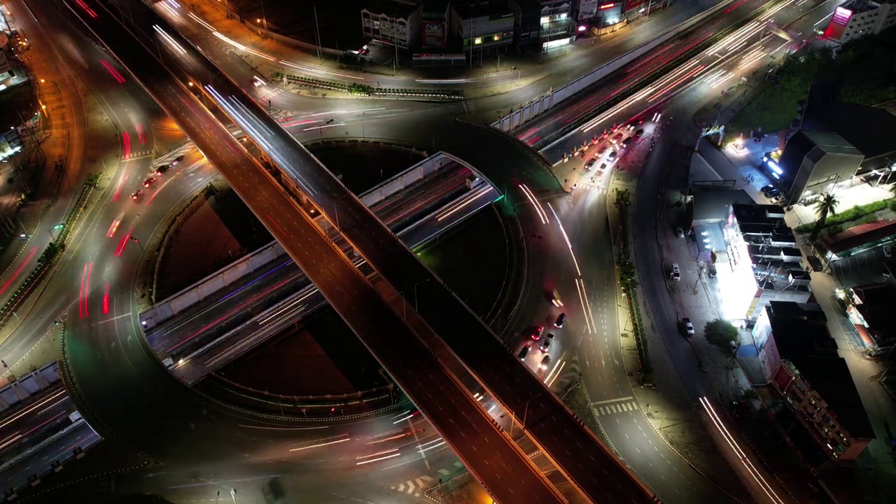 详情图-交叉口道路上汽车交通运输延时,4K。航拍道路立交或高速公路交叉口,夜间繁忙的城市交通在路上超速行驶,物联网GPS,5g