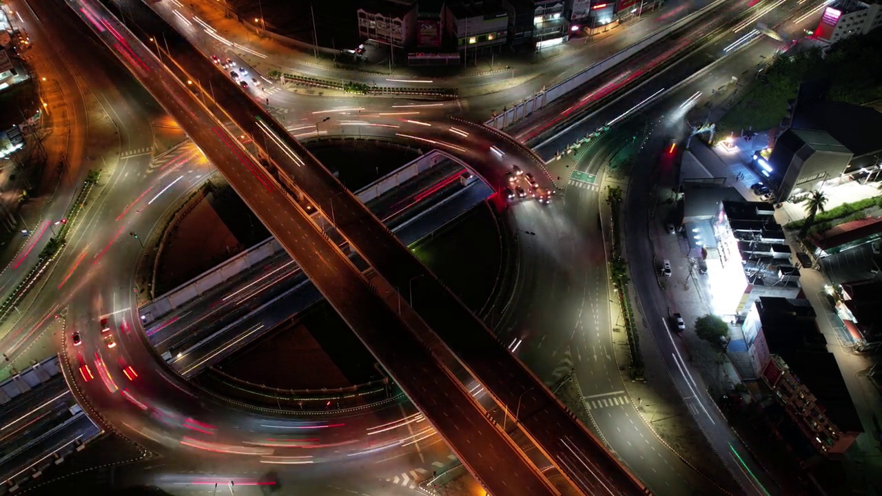 详情图-交叉口道路上汽车交通运输延时,4K。航拍道路立交或高速公路交叉口,夜间繁忙的城市交通在路上超速行驶,物联网GPS,5g