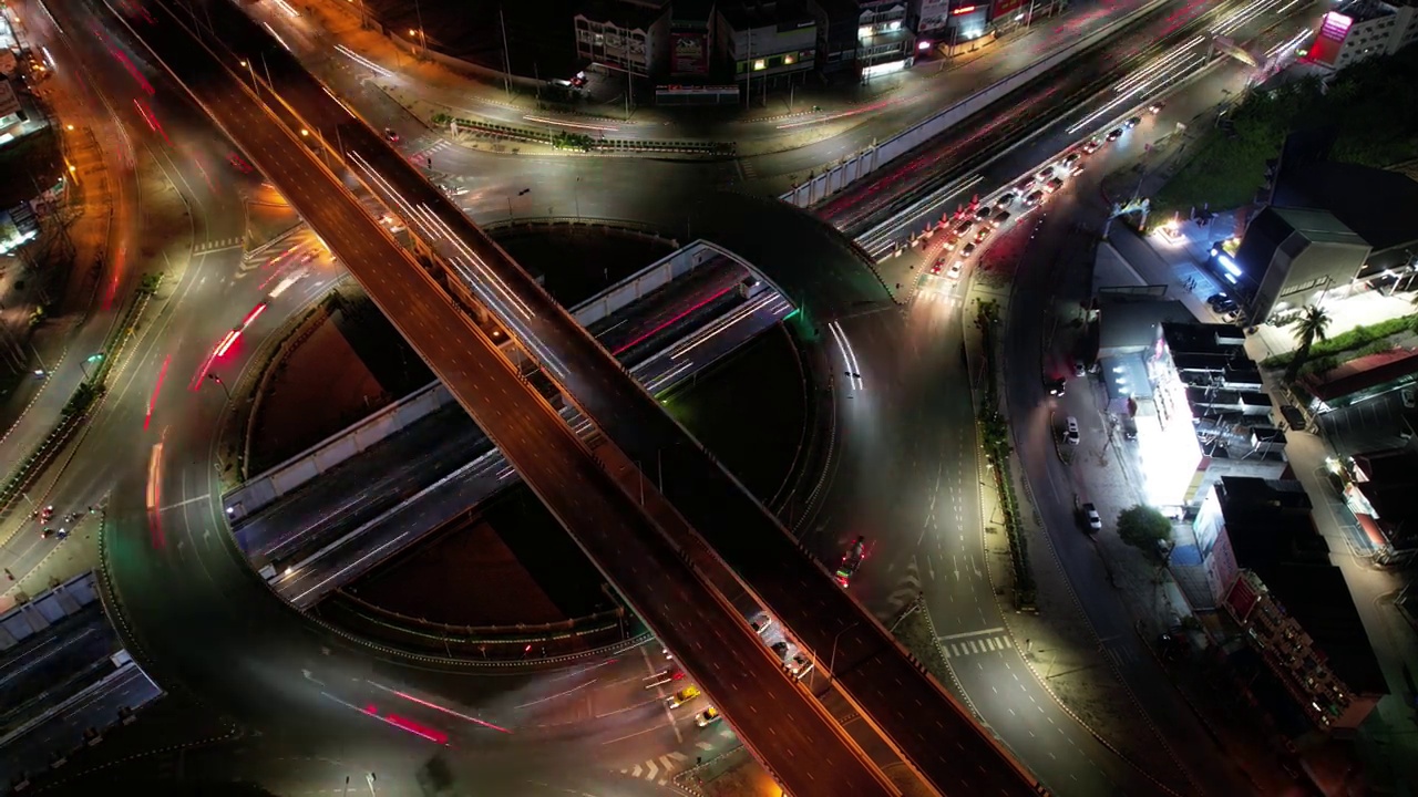 详情图-交叉口道路上汽车交通运输延时,4K。航拍道路立交或高速公路交叉口,夜间繁忙的城市交通在路上超速行驶,物联网GPS,5g