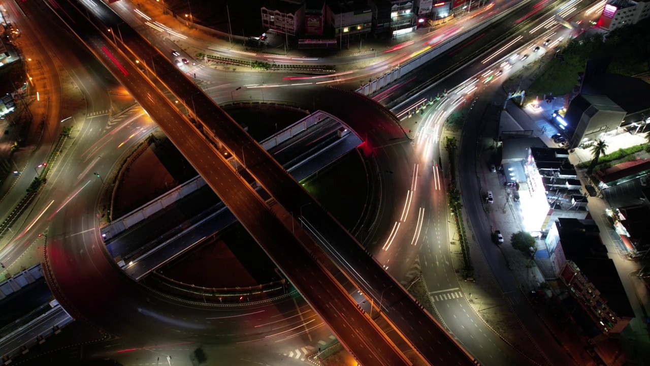 详情图-交叉口道路上汽车交通运输延时,4K。航拍道路立交或高速公路交叉口,夜间繁忙的城市交通在路上超速行驶,物联网GPS,5g