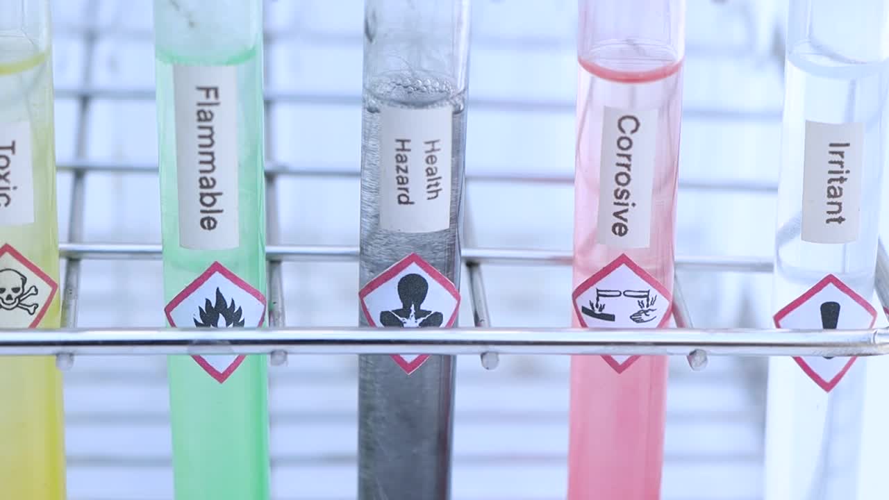试管中的化学品和符号，实验室中使用的化学品