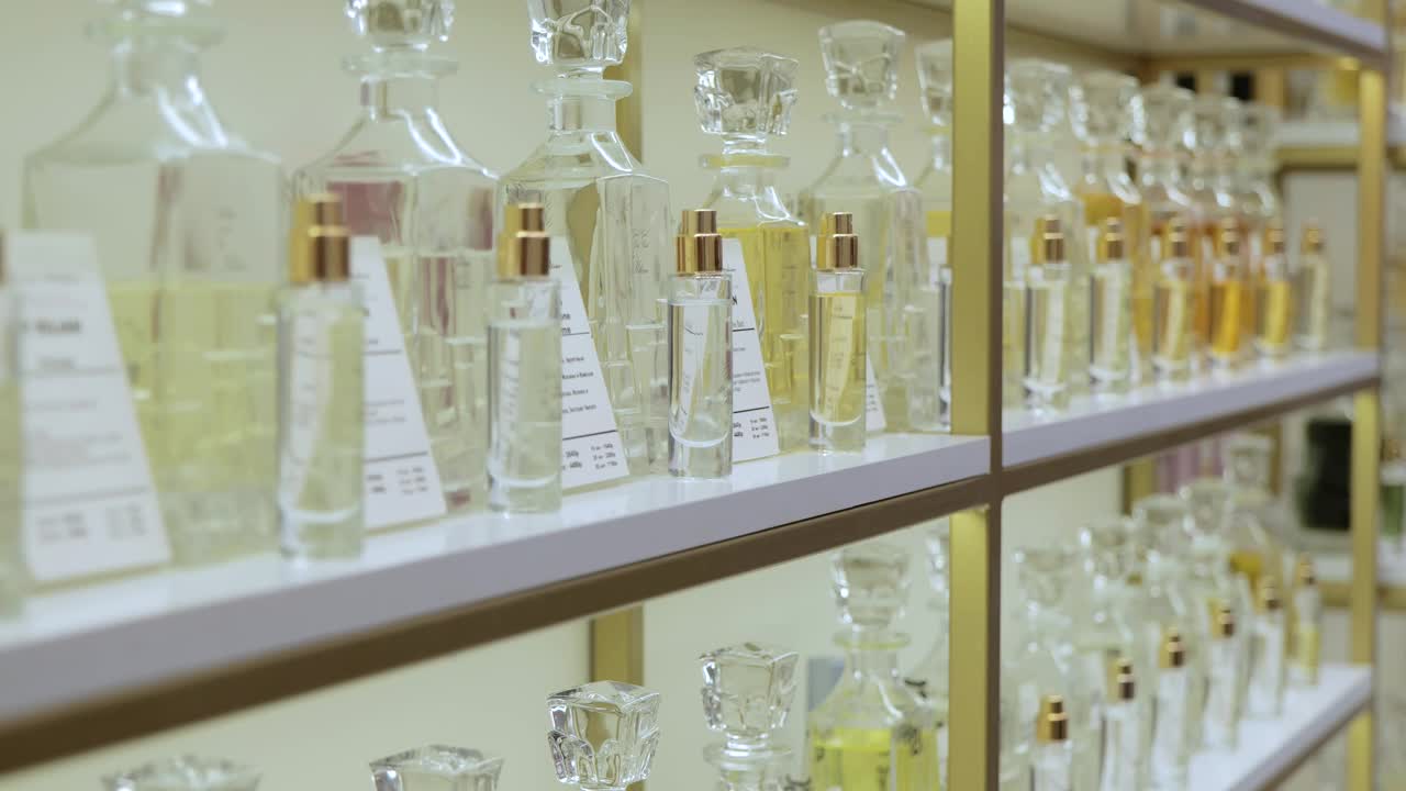 大量的身体香氛选择。香水架。化妆品店里的豪华香水。选择合适的香水。女士们在精品店里购物
