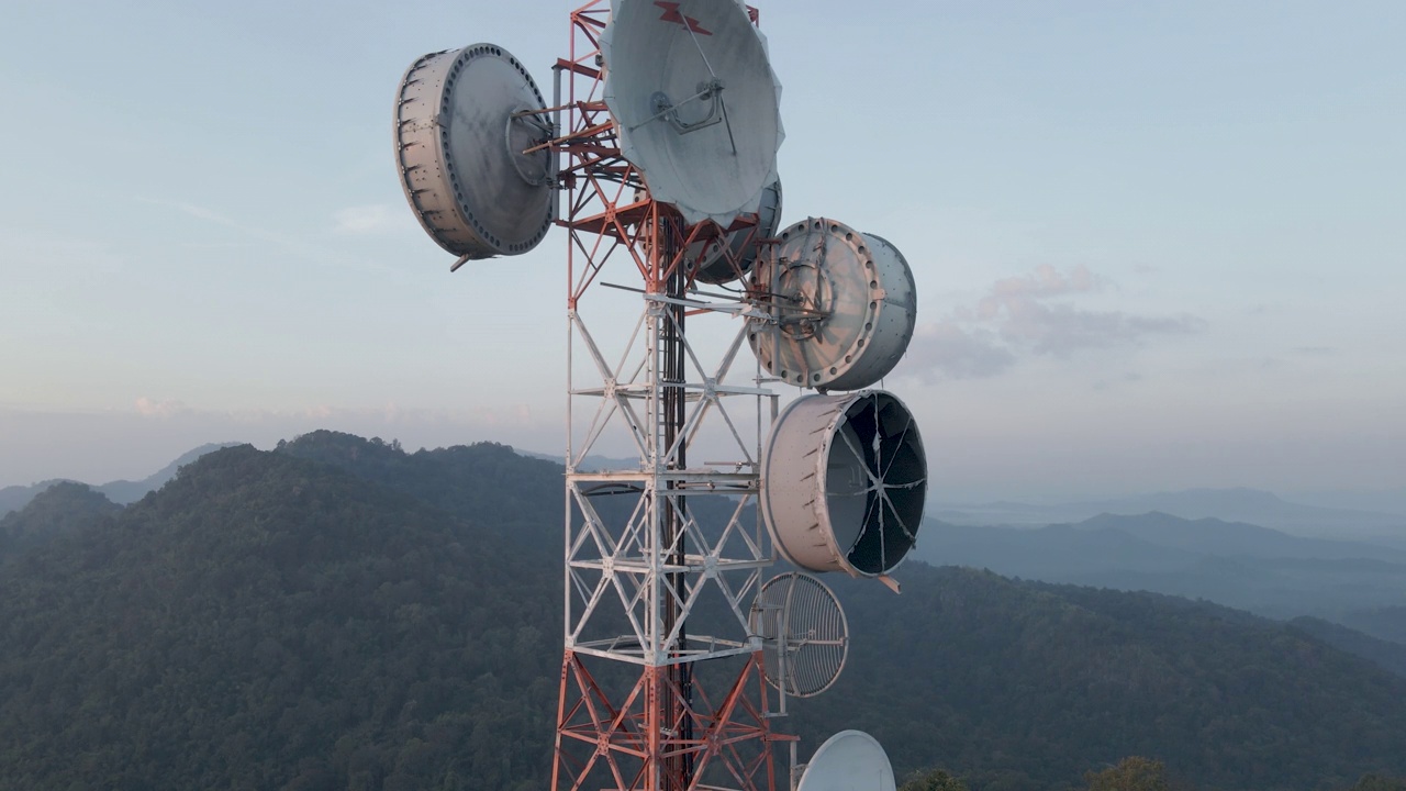 详情图-电信塔周围的鸟瞰图。电信塔天线和卫星传输蜂窝5g,4g移动信号,其无线电波工作距离较远