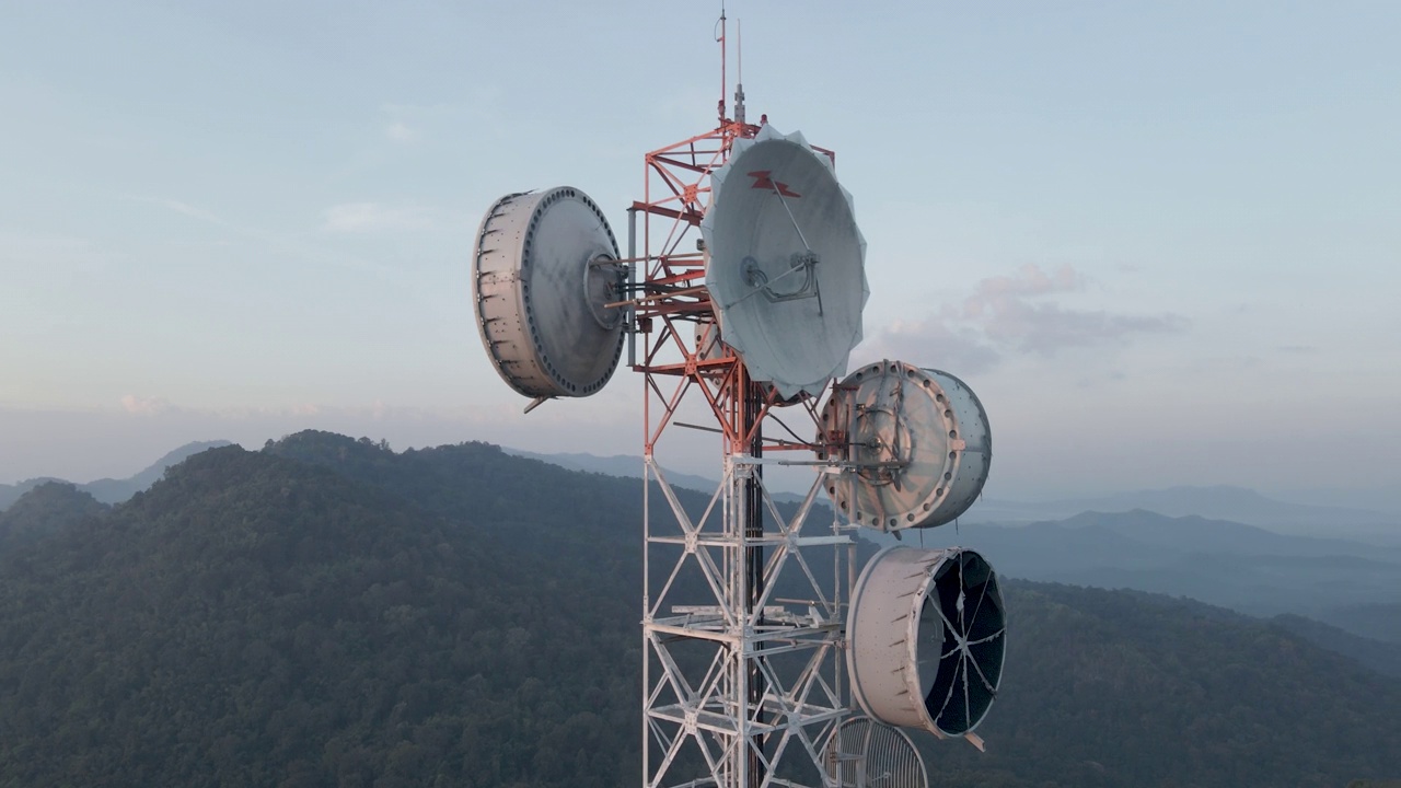 详情图-电信塔周围的鸟瞰图。电信塔天线和卫星传输蜂窝5g,4g移动信号,其无线电波工作距离较远