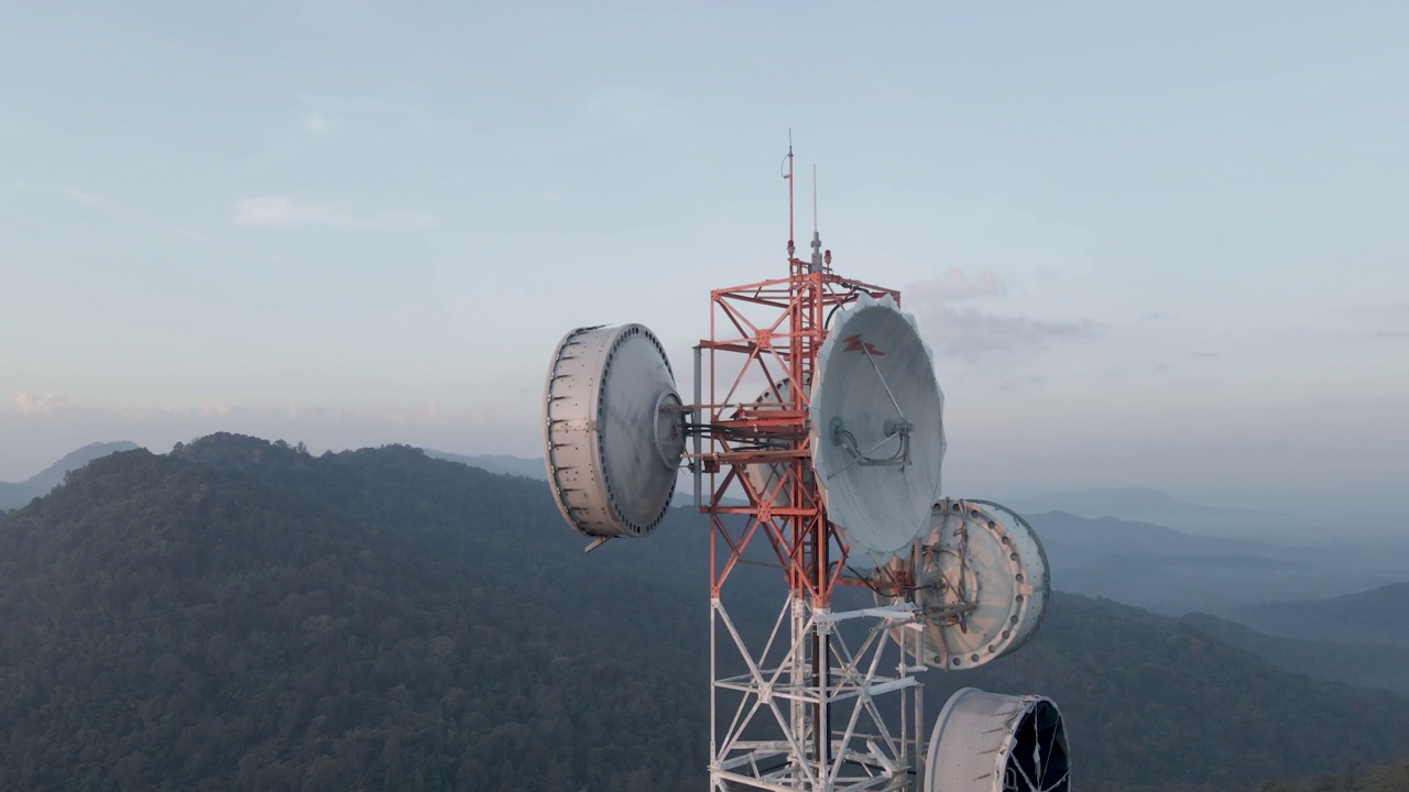 详情图-电信塔周围的鸟瞰图。电信塔天线和卫星传输蜂窝5g,4g移动信号,其无线电波工作距离较远