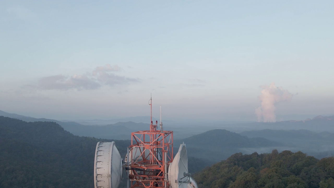 详情图-电信塔周围的鸟瞰图。电信塔天线和卫星传输蜂窝5g,4g移动信号,其无线电波工作距离较远