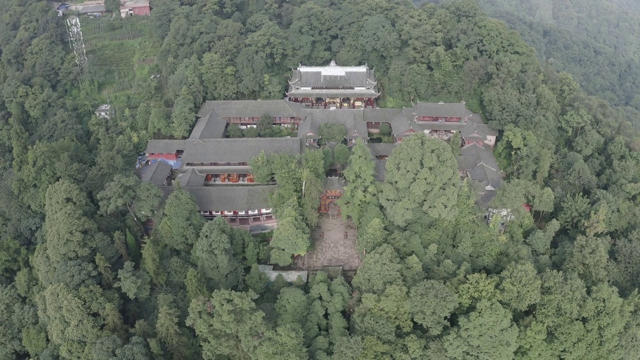 四川都江堰市青城山风景区俯瞰道教古建筑航拍