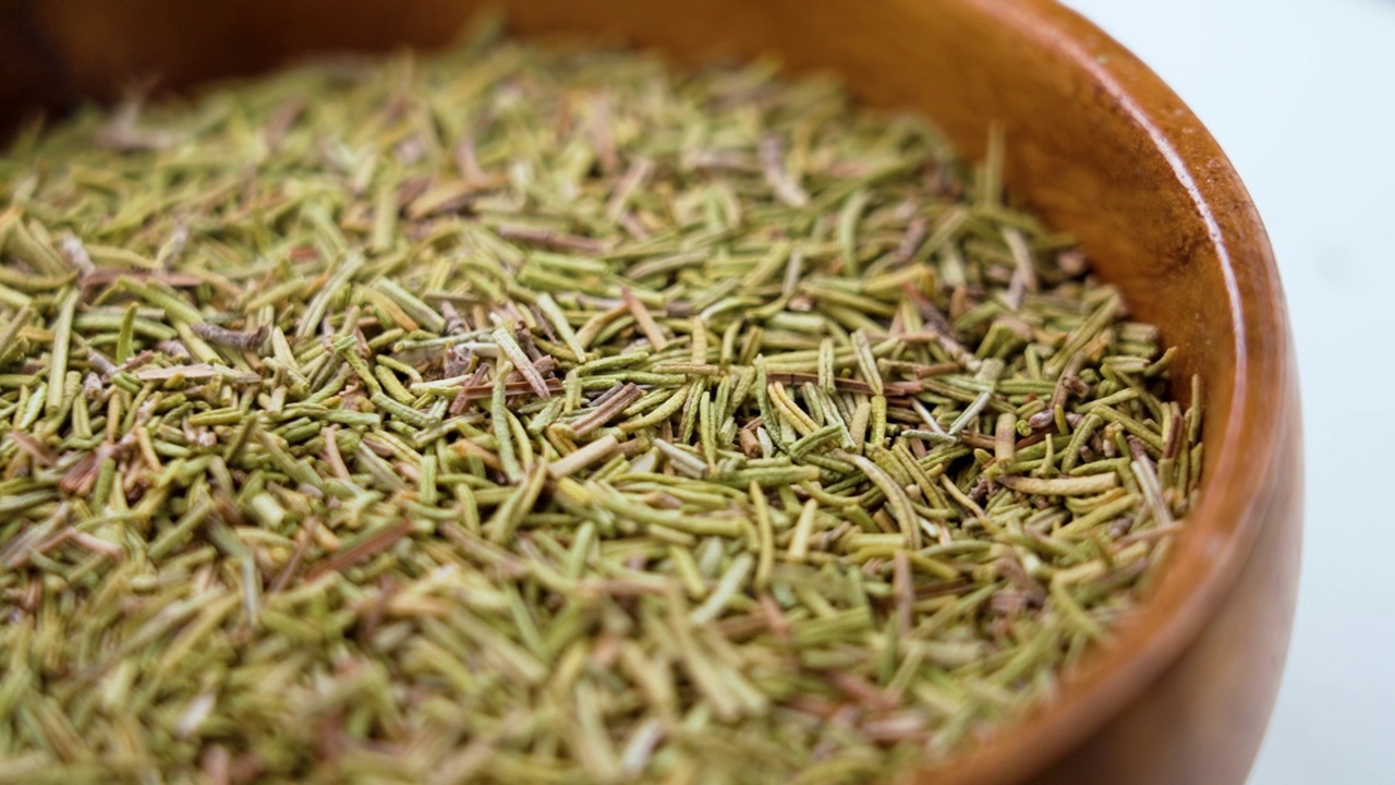 詳情圖-干燥的草藥迷迭香香料在木碗。干燥的草本植物在慢動(dòng)作中墜落