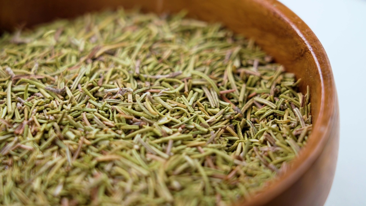 詳情圖-干燥的草藥迷迭香香料在木碗。干燥的草本植物在慢動(dòng)作中墜落