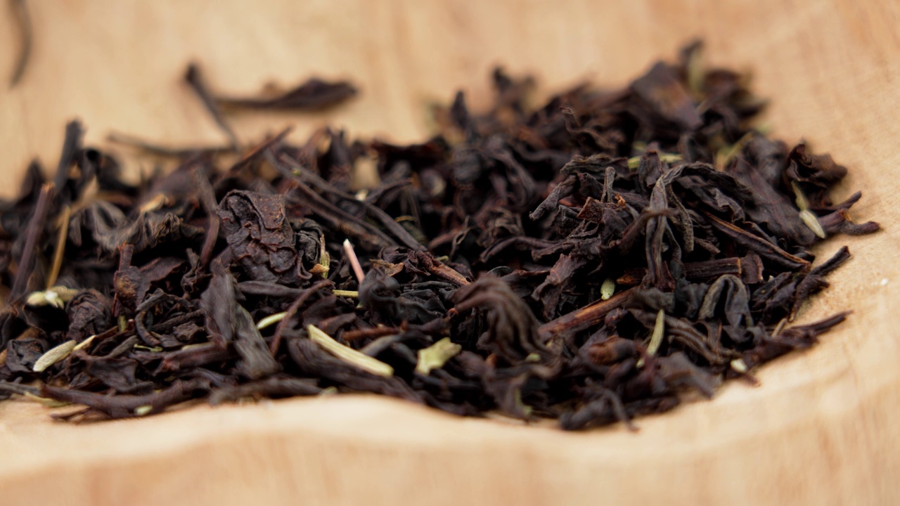 百里香红茶干叶子装在木碗里