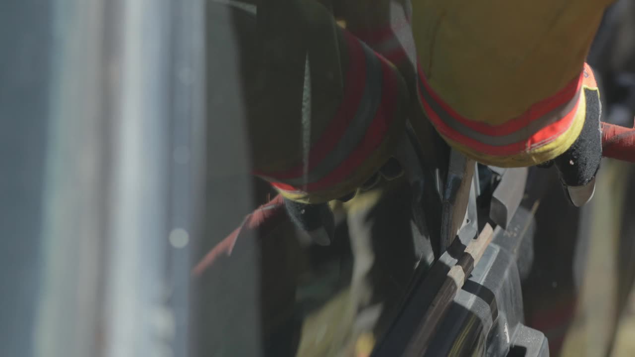 消防员用工具砸开车窗
