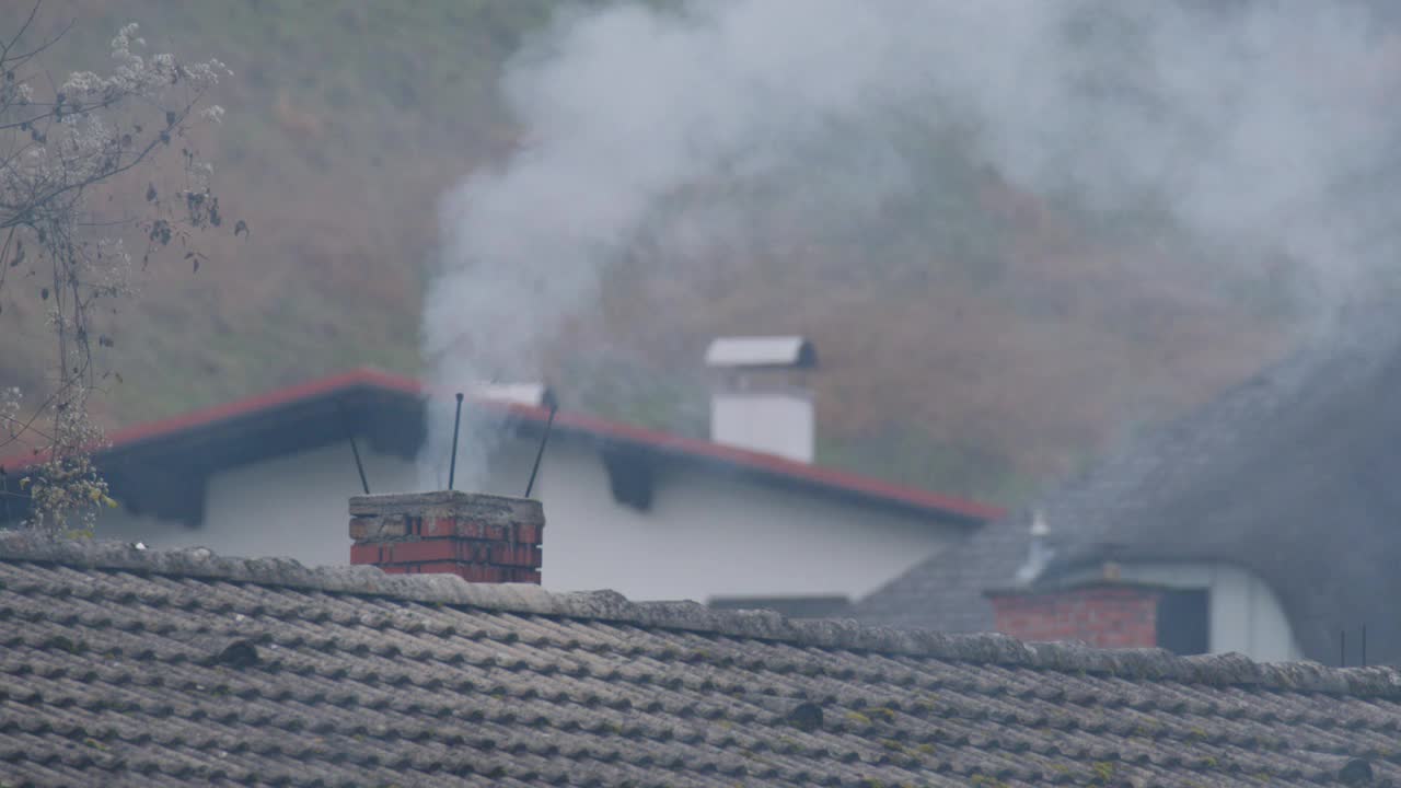 冬天烟囱里冒出的浓烟