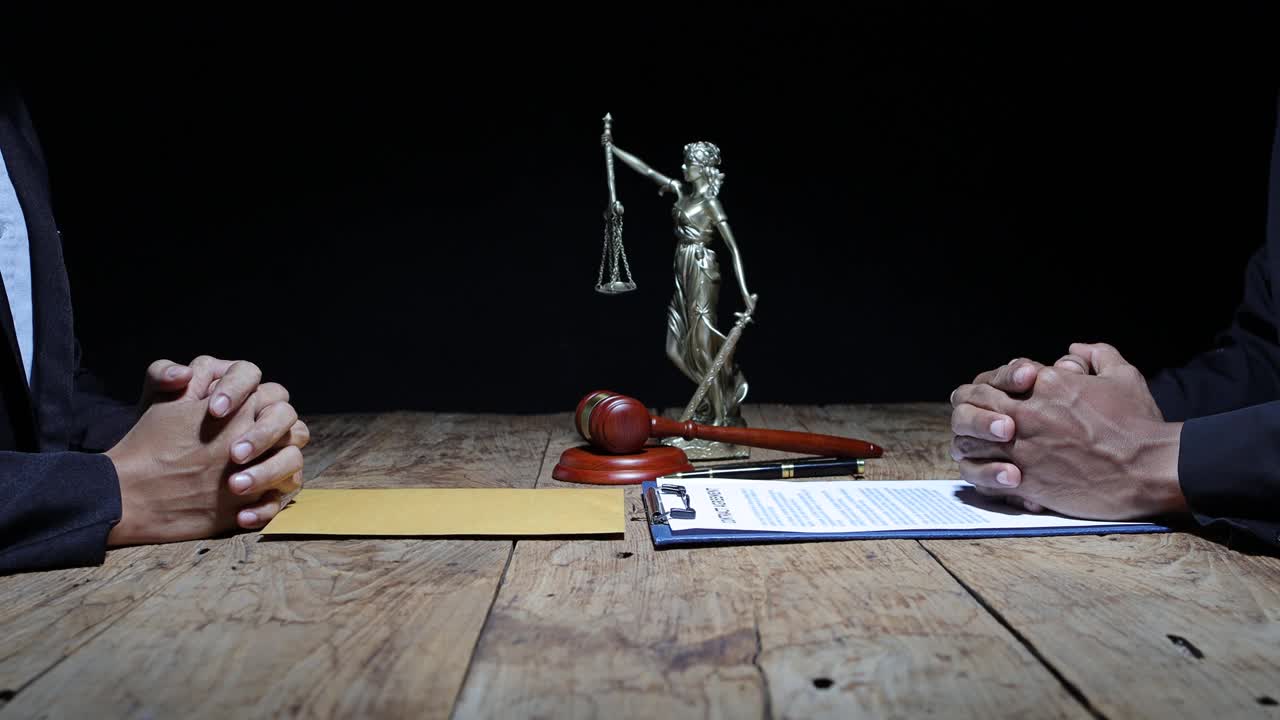 腐败和贿赂。商人向律师提起法律诉讼，律师从商人那里收到机密文件。