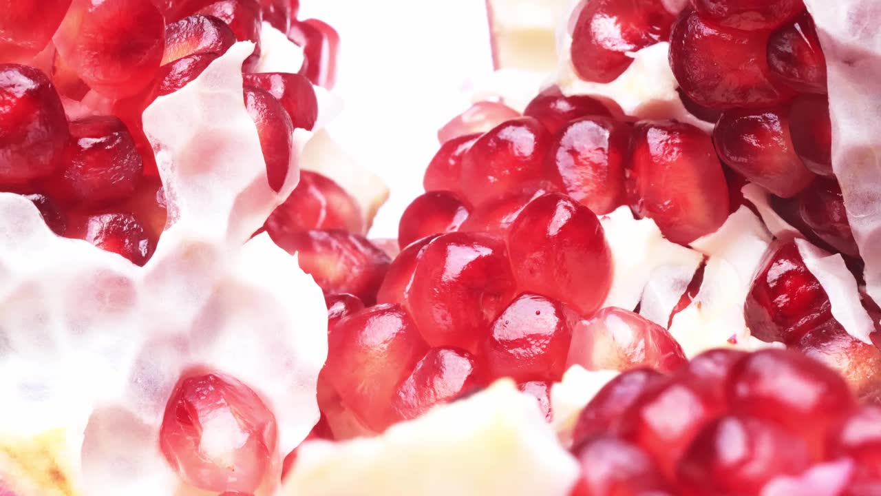 詳情圖-石榴顆粒特寫。緩慢旋轉(zhuǎn)的碎石榴特寫