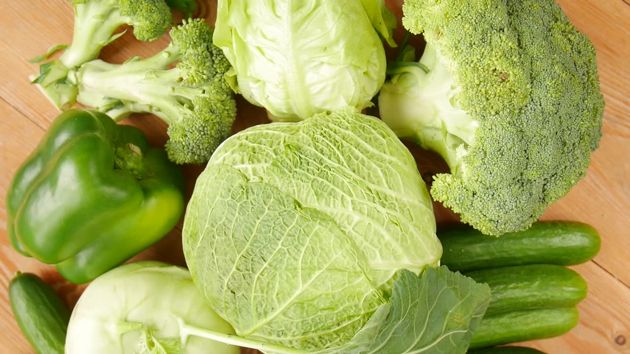 详情图-桌上有绿色蔬菜。